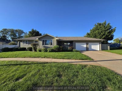 /international/us/413-hillside-dr-hastings-ne-110120449808/