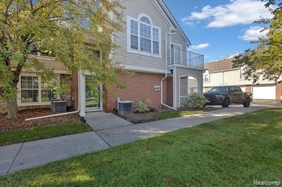 /international/us/5452-pine-aires-drive-sterling-heights-mi-110107342874/
