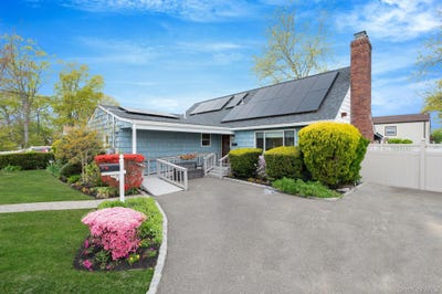 /international/us/217-abbington-court-copiague-ny-110107997024/