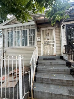 /international/us/9214-168th-place-jamaica-ny-110119617642/