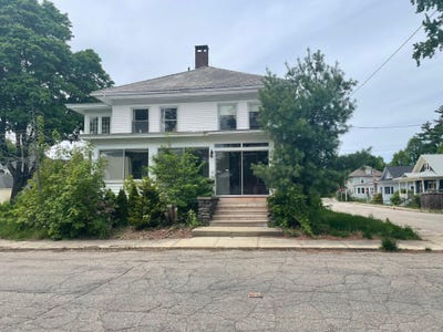 /international/us/12-storer-street-sanford-me-110108349524/