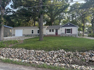 /international/us/16423-16419-255th-avenue-spirit-lake-ia-110099000247/