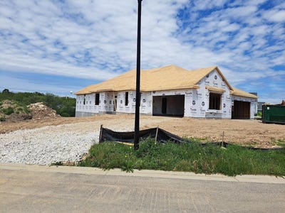 /international/us/2100-bluestem-dr-waukesha-wi-110108094149/