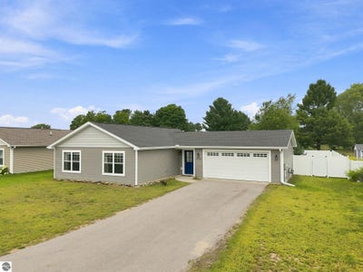 /international/us/4950-meadowlark-lane-traverse-city-mi-110119524503/