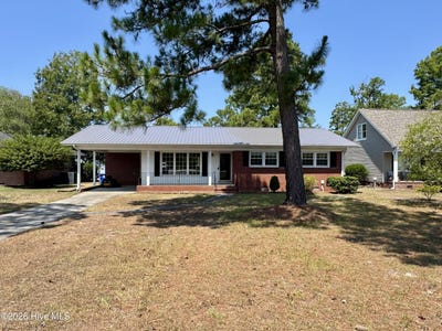 /international/us/2522-bella-coola-road-lake-waccamaw-nc-110119317897/