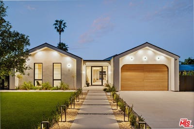 /international/us/22821-collins-st-woodland-hills-ca-110106623486/