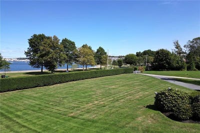/international/us/1-harborview-drive-newport-ri-110108141176/