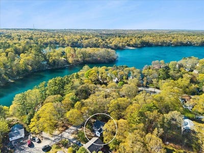 /international/us/218-lake-shore-drive-east-falmouth-ma-110107983702/