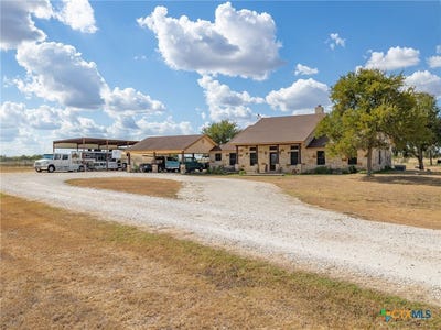 /international/us/1801-county-road-470-coupland-tx-110107776056/