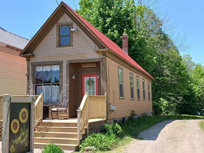 /international/us/18-s-main-street-andover-me-110108294099/