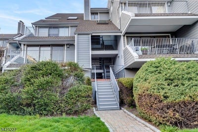 /international/us/8c-cove-ln-north-bergen-twp-nj-110107193908/