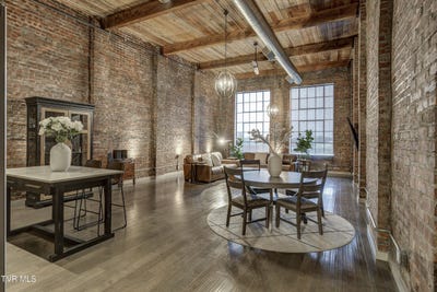 /international/us/809-state-street-bristol-va-110103303475/