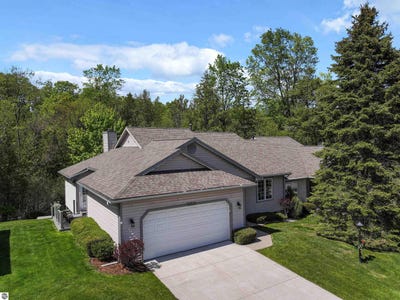 /international/us/12040-s-elk-run-traverse-city-mi-110108361727/