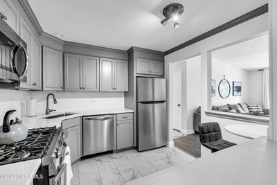 /international/us/16-willow-court-hamilton-nj-110101462511/