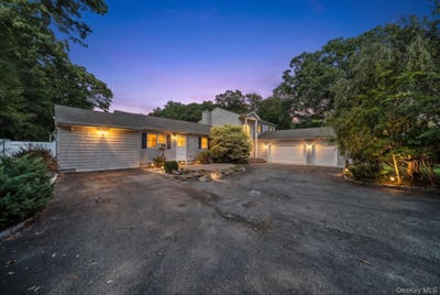 /international/us/75-whiskey-road-coram-ny-110119947415/