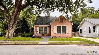 /international/us/211-w-college-street-seguin-tx-110108345961/