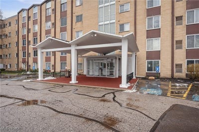 /international/us/25735-lorain-road-north-olmsted-oh-110104551108/
