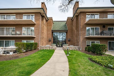 /international/us/4-oak-brook-club-drive-oak-brook-il-110107162289/