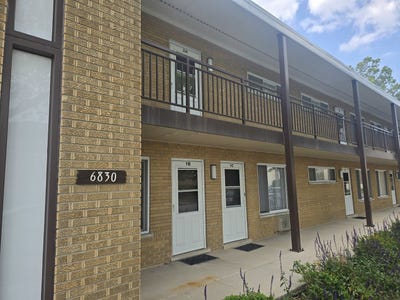 /international/us/6830-n-ozark-avenue-chicago-il-110108443108/