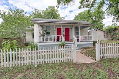 /international/us/307-west-market-street-fayetteville-tx-110108957139/