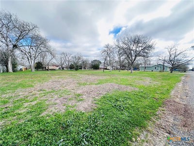 /international/us/209-maple-st-lot-3-4-5-yoakum-tx-110105289380/