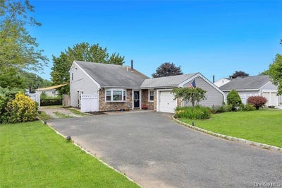 /international/us/12-handy-lane-medford-ny-110110096710/