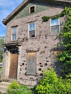 /international/us/12-garden-street-amsterdam-ny-110077454158/