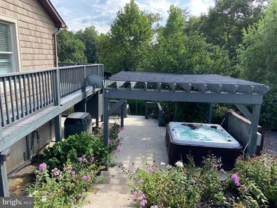 /international/us/271-ogden-farm-road-moorefield-wv-110100614199/