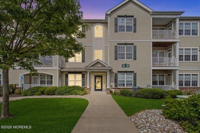 /international/us/136-mill-pond-way-eatontown-nj-110108359895/
