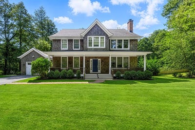 /international/us/20-bay-woods-drive-hampton-bays-ny-110106098912/