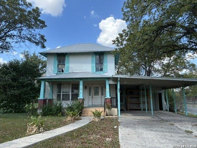 /international/us/136-e-doughty-st-uvalde-tx-110120483821/