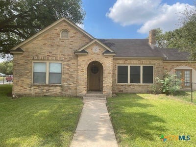 /international/us/613-e-broadway-street-cuero-tx-110104953799/