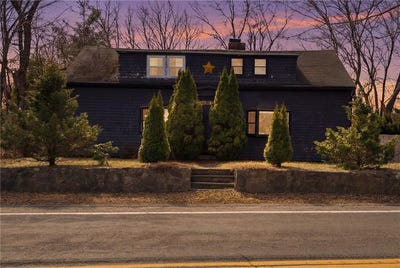 /international/us/237-spring-street-hopkinton-ri-110106812271/