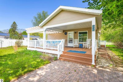 /international/us/925-hall-avenue-frankfort-mi-110108478178/