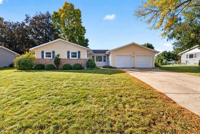 /international/us/7017-prairie-drive-middleton-wi-110120412596/