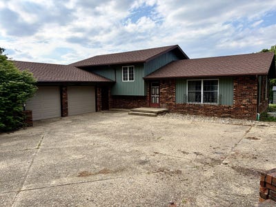 /international/us/8819-oak-drive-clinton-il-110108471906/