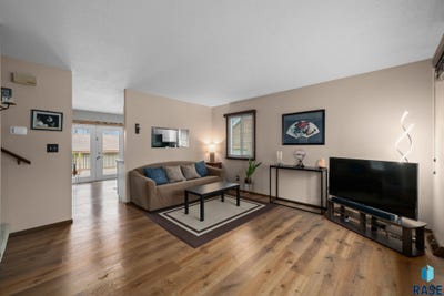 /international/us/2427-s-center-ave-sioux-falls-sd-110107700252/