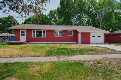 /international/us/821-ash-avenue-bird-island-mn-110108902921/
