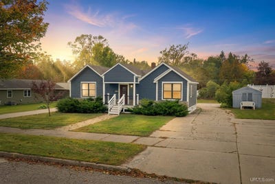 /international/us/1210-16th-street-escanaba-mi-110120457344/