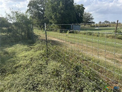 /international/us/240-private-road-4601-waelder-tx-110119512928/