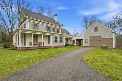 /international/us/194-center-street-yarmouth-port-ma-110107541248/