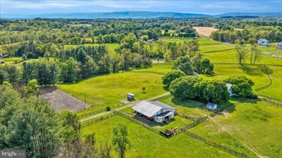/international/us/19255-telegraph-springs-road-purcellville-va-110108118904/