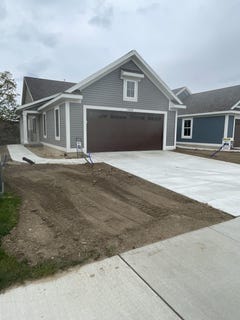 /international/us/1038-bellview-meadow-drive-sw-byron-center-mi-110108392425/