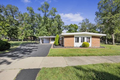 /international/us/52-blackhawk-drive-park-forest-il-110110324766/