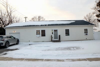 /international/us/14-bittersweet-lane-levittown-ny-110105531265/