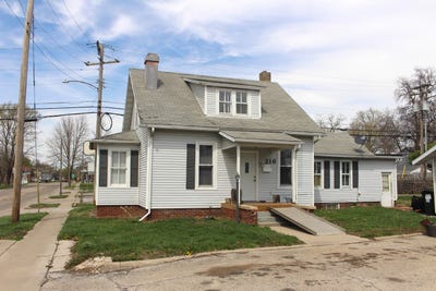 /international/us/216-s-grant-street-clinton-il-110107437152/