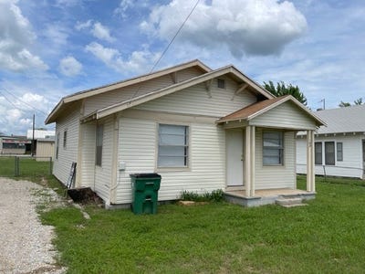/international/us/103-w-wichita-street-bowie-tx-110109101383/