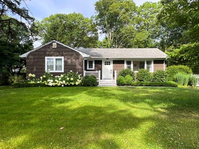 /international/us/90-circuit-road-bellport-village-ny-110101216313/