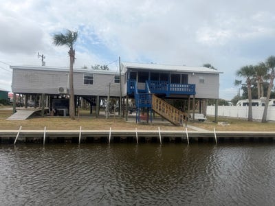 /international/us/54-8th-ave-west-horseshoe-beach-fl-110107720915/