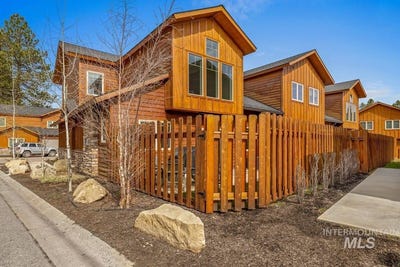 /international/us/609-blue-water-circle-mccall-id-110106337834/